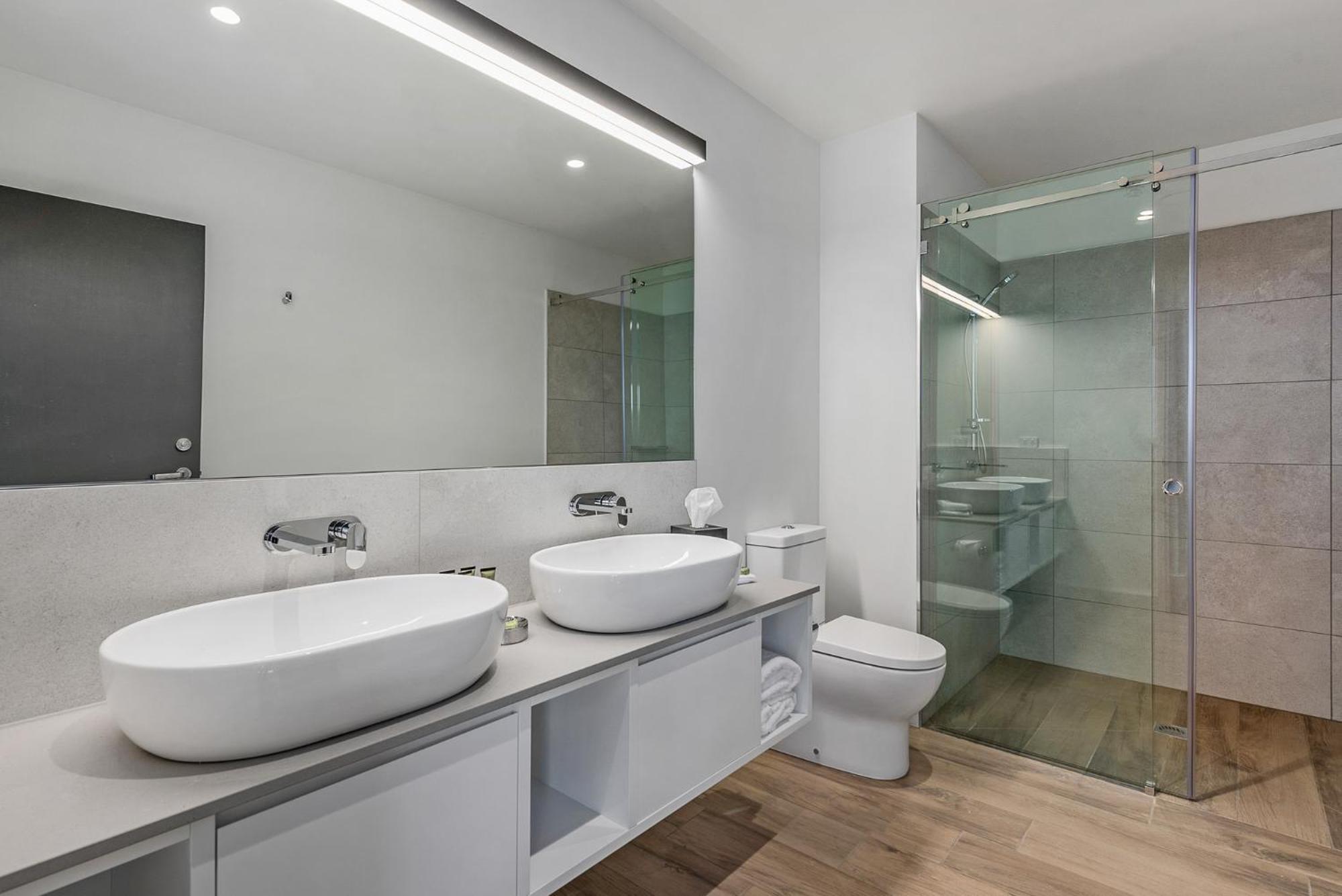 Hotel Peppers Silo Launceston Exterior foto Bathroom with a shower enclosure