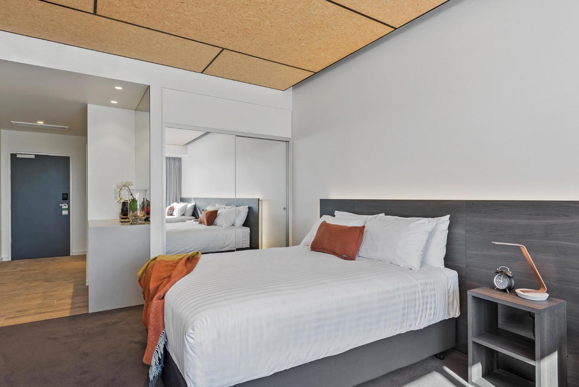 Hotel Peppers Silo Launceston Exterior foto A bedroom at the hotel