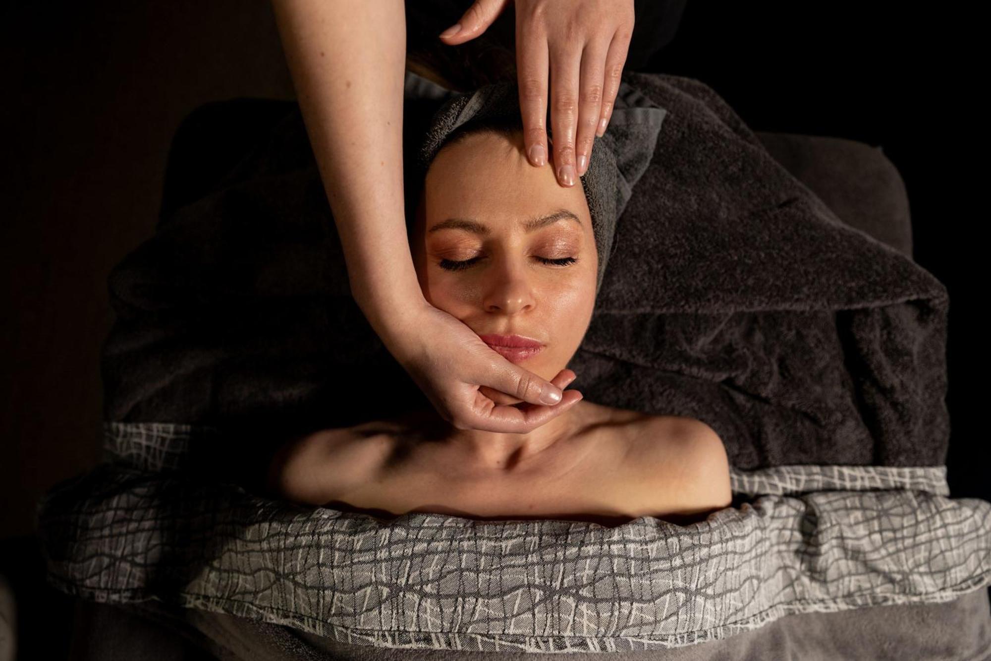 Hotel Peppers Silo Launceston Exterior foto A woman receiving a facial massage