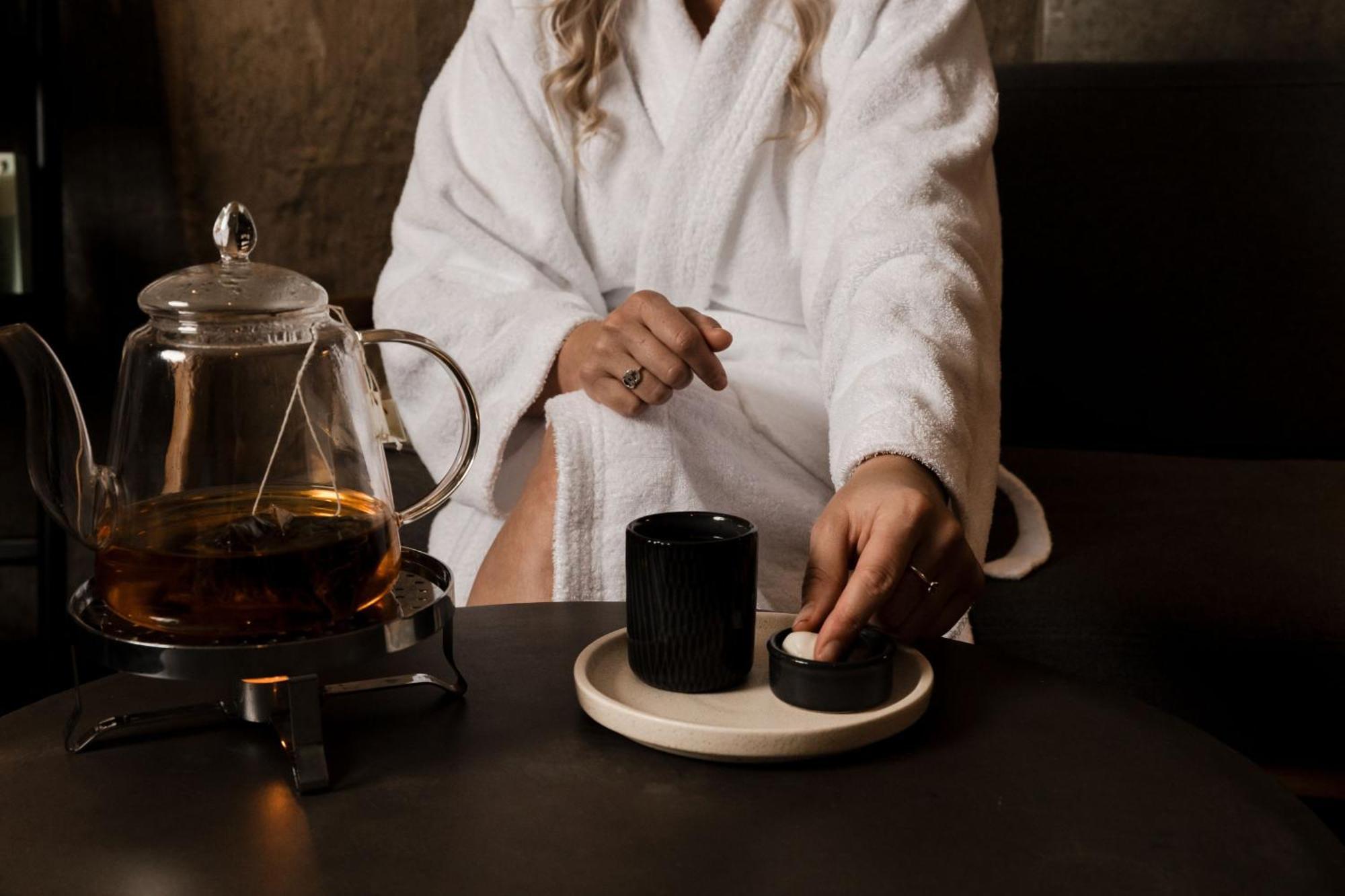 Hotel Peppers Silo Launceston Exterior foto A woman wearing a bathrobe
