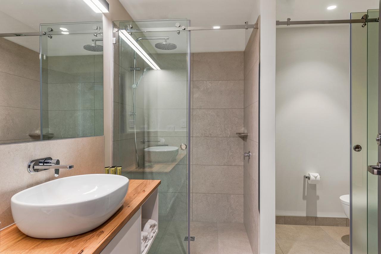 Hotel Peppers Silo Launceston Exterior foto A shower with a sliding door