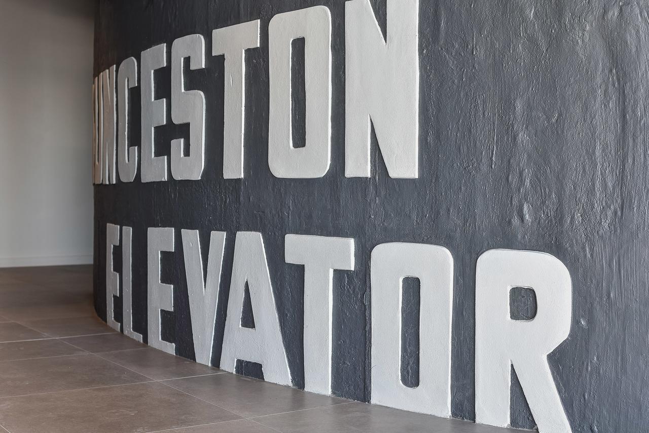 Hotel Peppers Silo Launceston Exterior foto Entrance to the elevator