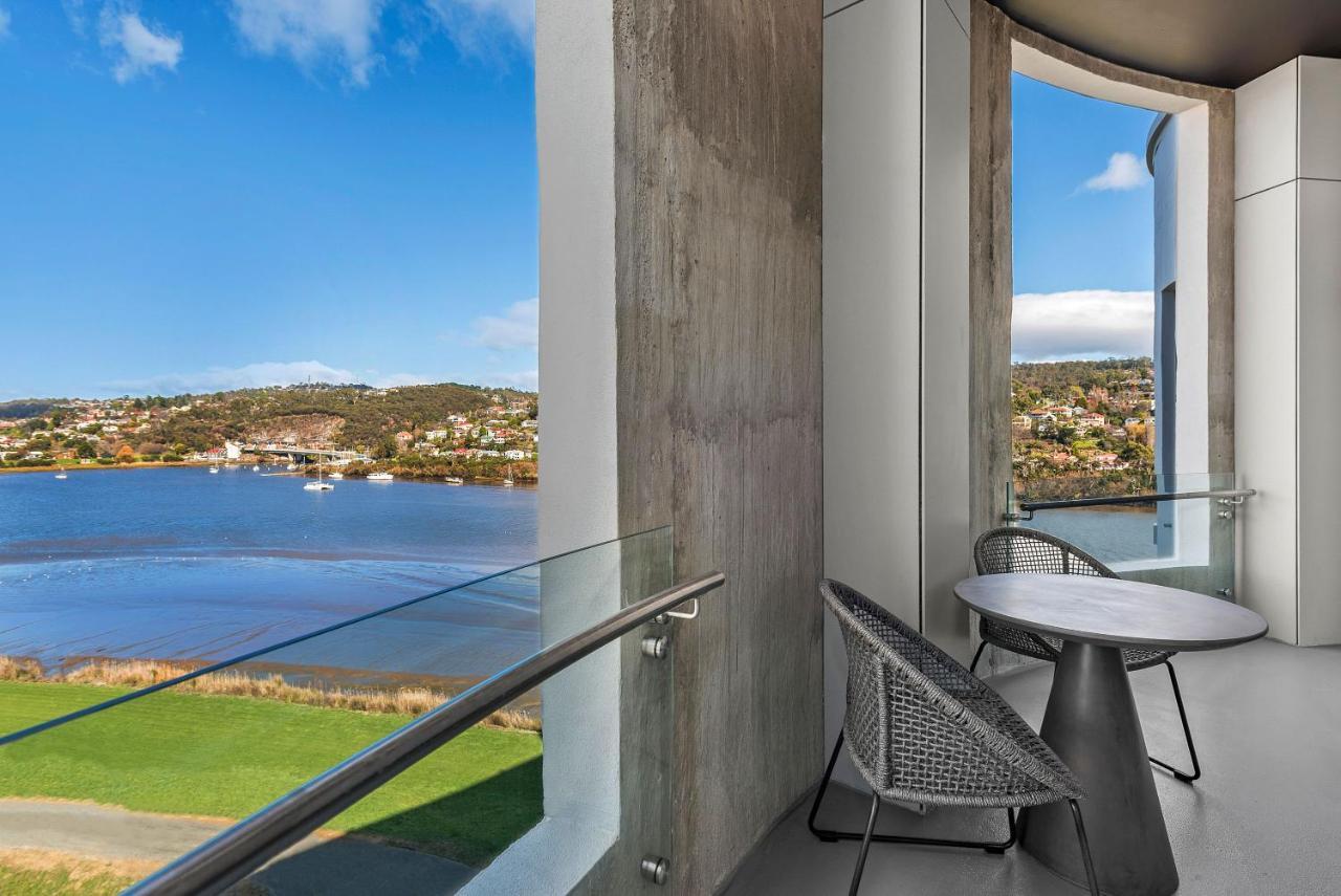Hotel Peppers Silo Launceston Exterior foto Balcony of a suite at the Crowne Plaza Hotel, Geelong Waterfront