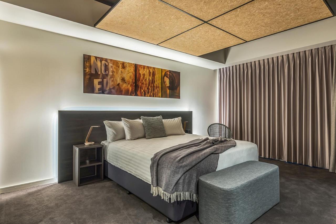 Hotel Peppers Silo Launceston Zimmer foto A bedroom with a bed and a stool